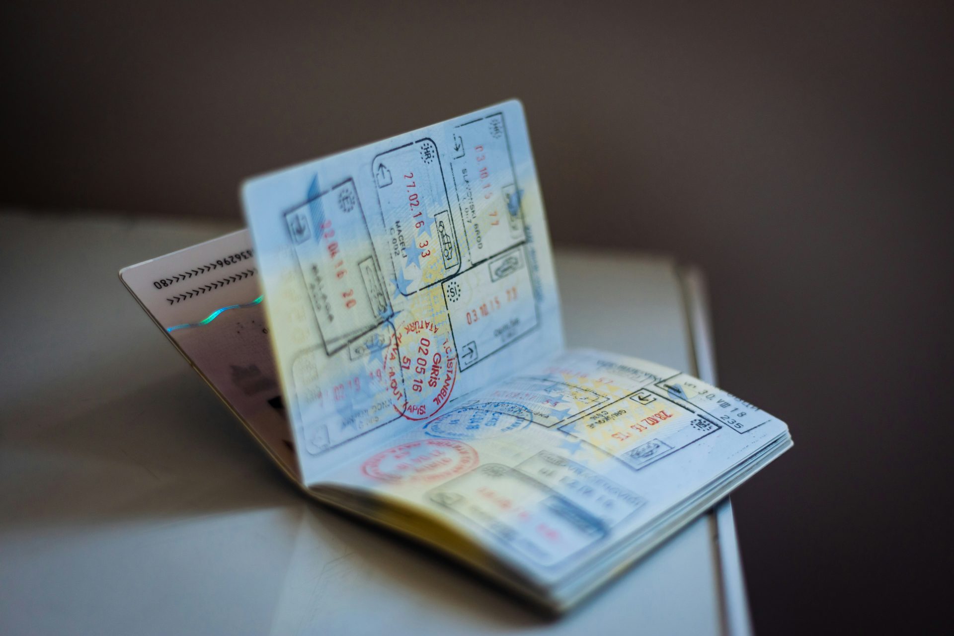 Passeport ouvert avec tampons de visa, représentant les démarches administratives et d’immigration